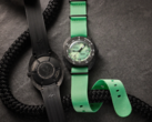 La nouvelle Doxa Sub 300 Carbon Seafoam Limited edition (photo) est livrée avec deux options de bracelet. (Source de l'image : Watches of Switzerland)