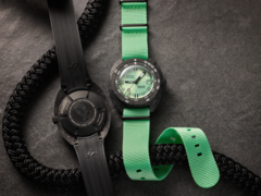 La nouvelle Doxa Sub 300 Carbon Seafoam Limited edition (photo) est livrée avec deux options de bracelet. (Source de l&#039;image : Watches of Switzerland)