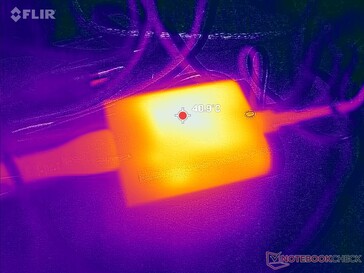 L'adaptateur CA peut atteindre plus de 40°C en cas d'utilisation intensive