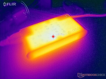 L'adaptateur CA peut atteindre plus de 47°C en cas d'utilisation intensive