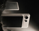 L'A10 sera équipé d'un SoC Snapdragon d'entrée de gamme. Sur la photo : une image promotionnelle montrant l'écran magnétique fixé au téléphone.