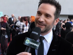 Une capture d'écran de Nick Apostolides, acteur de Leon S. Kennedy, s'adressant à Radio Times Gaming