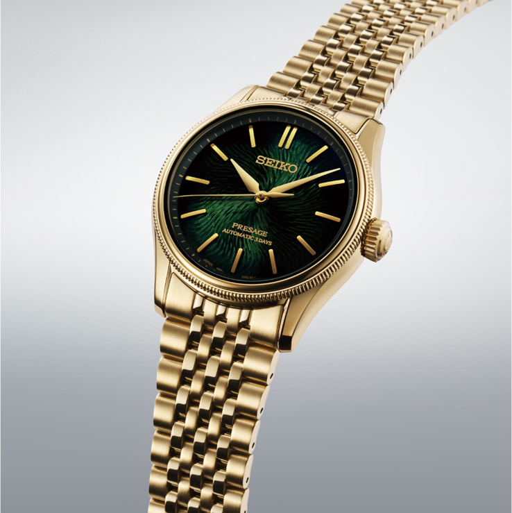 Gros plan sur la montre Seiko Presage Classic x Tradman’s Bonsai, dotée d’un cadran vert foncé texturé, d’aiguilles et d’index dorés, ainsi que d’un bracelet doré.