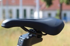 La selle est discrète — dans le bon sens du terme