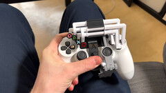 une manette de PS4 imprimée en 3D pour une utilisation à une main (image : Akaki Kuumeri/YouTube)