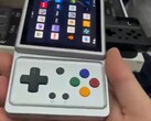Les commandes de l'ordinateur de poche Anbernic, dont le nom n'a pas été dévoilé, sont cachées derrière l'écran.