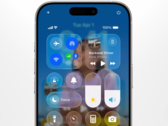 Le design du logiciel Liquid Glass a un impact considérable sur l'esthétique du Control Central d'iOS. (Source de l'image : Apple sur YouTube)