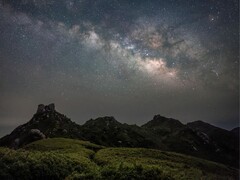 Image montrant des montagnes et notre galaxie, la Voie lactée. (Source de l'image : Kanenori - Pixabay)