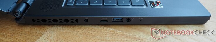 Côté gauche : Alimentation électrique, USB-C 3.2 Gen 2, USB-A 3.2 Gen 2, audio