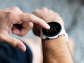 La Garmin Forerunner 955 présentée dans sa couleur Whitestone. (Image source : Garmin)