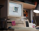 Le PC de jeu préconstruit Maingear Retro95 sur un bureau (Image source : Maingear PR)