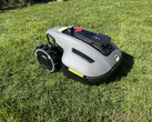 La Mammotion Yuka Mini est l'une des meilleures tondeuses robots sans fil pour les petits jardins. (Source de l'image : Marcus Schwarten / Notebookcheck)