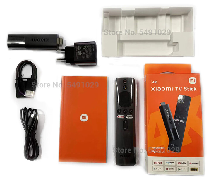 Xiaomi inclut quelques accessoires dans la boîte du TV Stick 4K. (Image source : AliExpress)