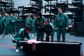 La mort n'a jamais été aussi impersonnelle dans Squid Game ; dans la saison 3, même le deuil devient un rituel - enveloppé de rose et enterré sous le silence. (Source de l'image : Netflix)