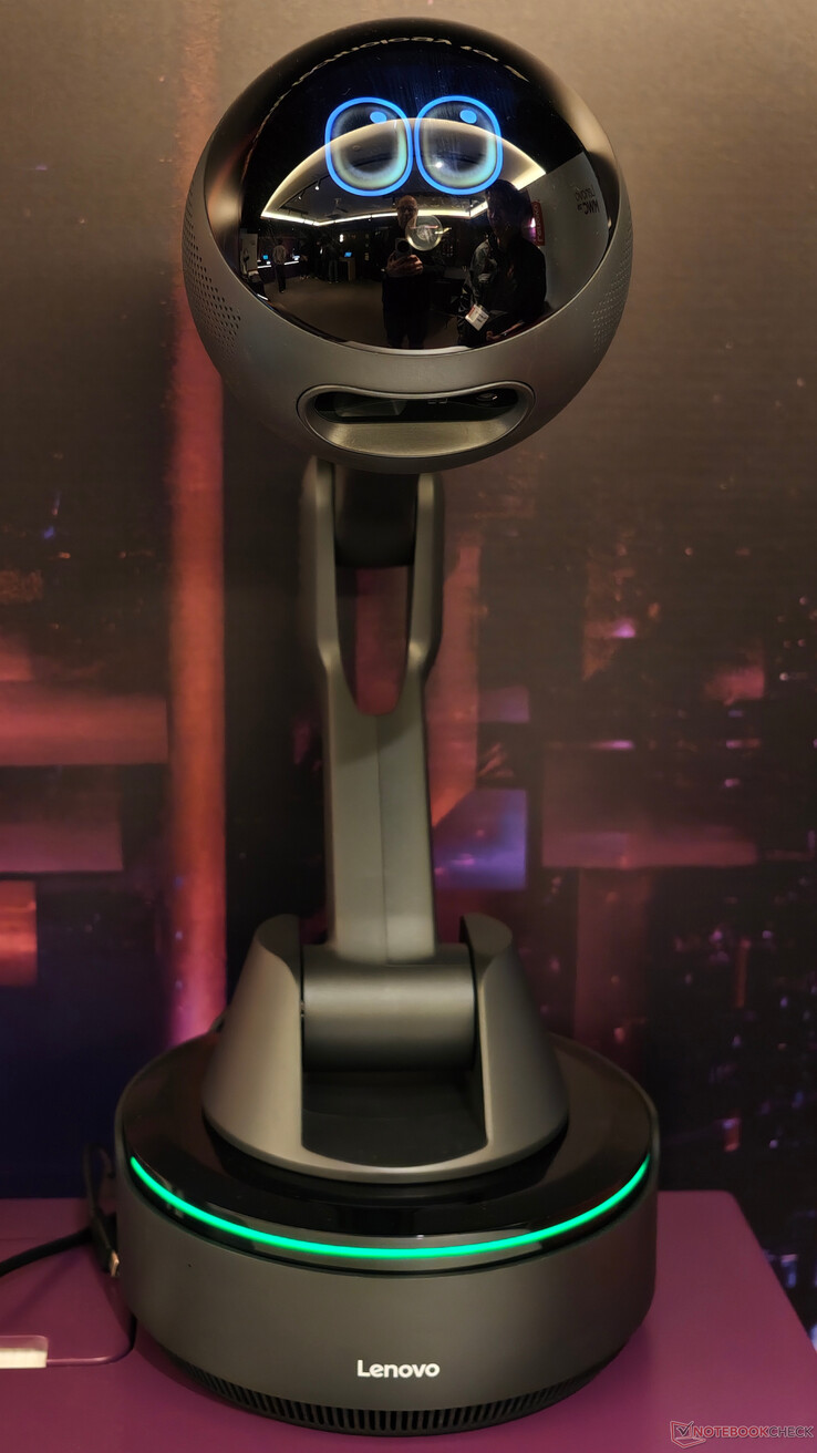 Le corps entier du Lenovo AI Workmate.