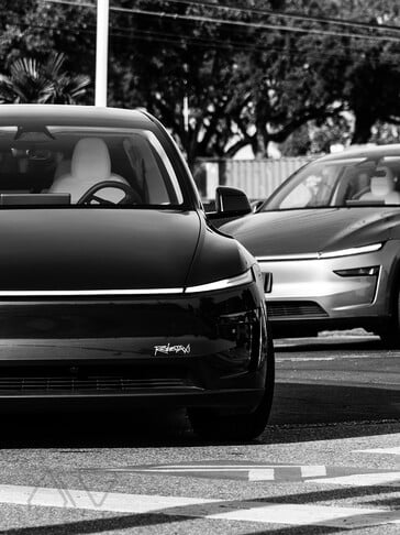 Le logo de la plateforme Tesla Robotaxi est apposé sur le pare-chocs avant.