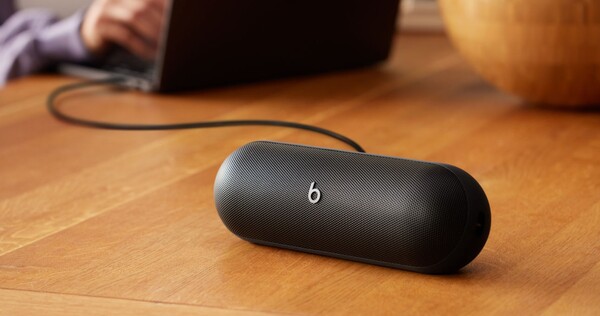 La Beats Pill peut être utilisée en mode filaire car elle prend en charge l'USB-C Audio. (Source de l'image : Apple).