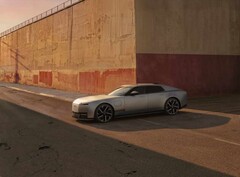 Jaguar Type 01 EV au soleil du soir devant un haut mur