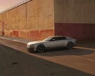 Jaguar Type 01 EV au soleil du soir devant un haut mur