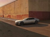 Jaguar Type 01 EV au soleil du soir devant un haut mur