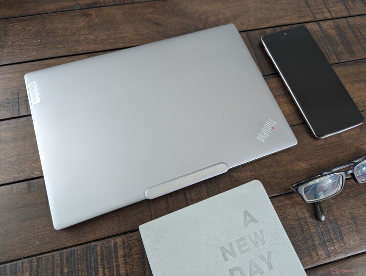 Lenovo ThinkPad Z13 Gen 2 en Gris Arctique Lenovo ThinkPad Z13 Gen 2 en Gris Arctique