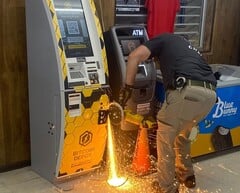 Un agent de police découpe le distributeur de billets de banque Bitcoin à l'aide d'une scie abrasive manuelle (Source de l'image : Jasper County Sheriff's Office via Facebook ; recadré)