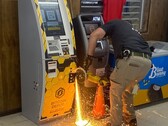 Un agent de police découpe le distributeur de billets de banque Bitcoin à l'aide d'une scie abrasive manuelle (Source de l'image : Jasper County Sheriff's Office via Facebook ; recadré)