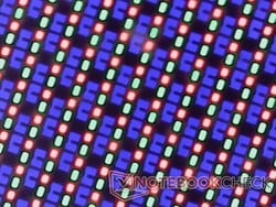 Réseau de sous-pixels OLED d'une grande netteté et d'une granularité minimale