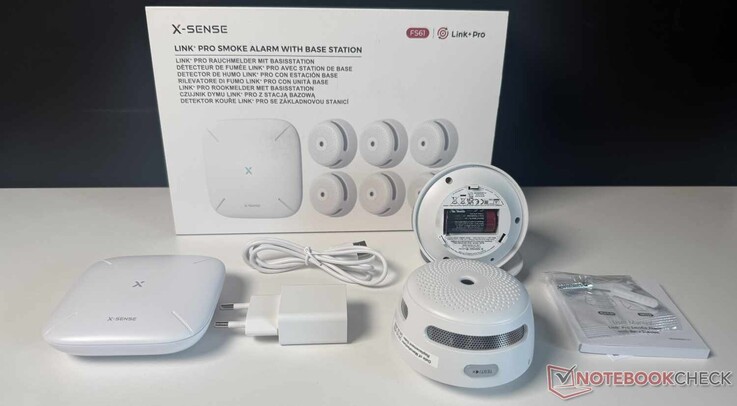 Contenu du coffret X-Sense XS01-M (FS61) — veuillez noter que seuls deux des six détecteurs de fumée apparaissent sur la photo.