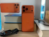 Apple iPhone 17 Air en finition orange montrant le design de l'arrière et le module caméra placé sur des livres empilés