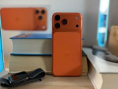 Apple iPhone 17 Air en finition orange montrant le design de l'arrière et le module caméra placé sur des livres empilés