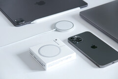 L&#039;iPhone SE 5G pourrait être compatible avec la large gamme d&#039;accessoires MagSafe de Apple. (Image source : Brandon Romanchuk)