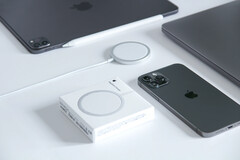 L'iPhone SE 5G pourrait être compatible avec la large gamme d'accessoires MagSafe de Apple. (Image source : Brandon Romanchuk)