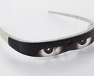 Le ViXion1 à mise au point automatique élimine la nécessité d'enlever les lunettes ordinaires pour voir les petits objets de près. (Source : ViXion)
