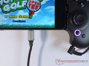 Le port USB-C permet de charger de manière transparente les appareils connectés à la station d'accueil pour un jeu ininterrompu. (Source de l'image : Notebookcheck)