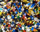 Une image montrant de nombreux LEGO sur le sol (Source de l'image : Regenwolke0 - Pixabay)