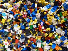 Une image montrant de nombreux LEGO sur le sol (Source de l'image : Regenwolke0 - Pixabay)