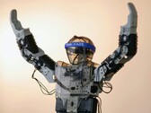 Un robot humanoïde avec les bras en l'air (Source de l'image : Adam Lukomski via Unsplash ; recadré)