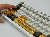 Clavier Insta360 avec la barre d'espacement recouverte d'un capuchon doré (Image source : Sohu)