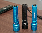 Le K1 de droite est étiqueté "Red" et offre une lumière rouge au lieu d'une lumière UV à côté du laser cyan