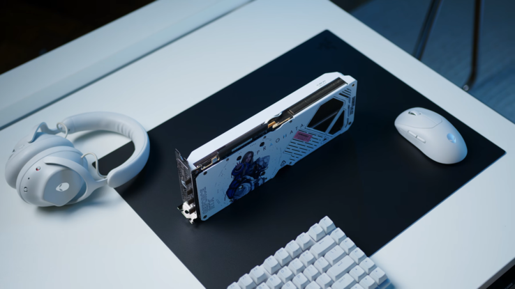 Configuration entièrement blanche avec la Zotac RTX 5070 AMP Pragmata Limited Edition et des périphériques Alienware.