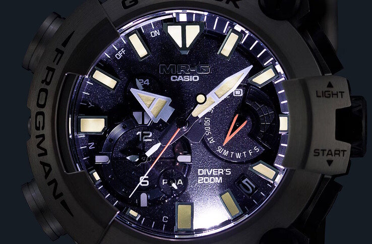 La LED Super Illuminator à haute intensité, combinée à l'épaisse peinture phosphorescente Neobrite sur les aiguilles et les index, garantit la visibilité même à la profondeur de plongée maximale de la Frogman. (Source de l'image : Casio)