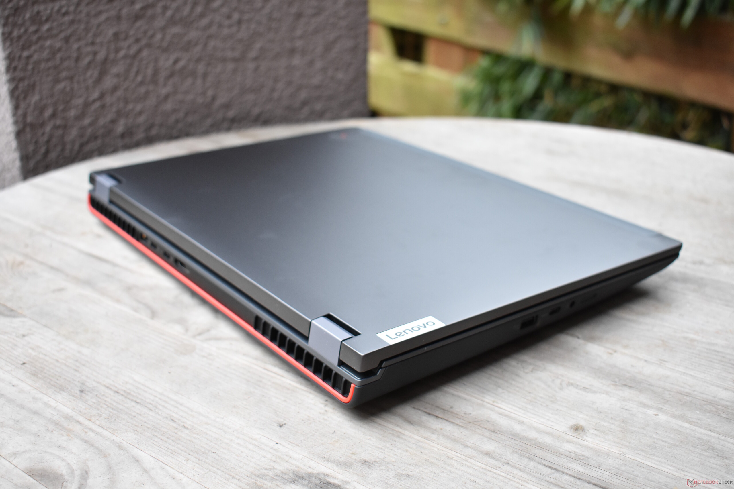 Test de l'ordinateur portable Lenovo ThinkPad P17 G2 : Une station de  travail massive avec des mises à niveau internes - Notebookcheck.fr
