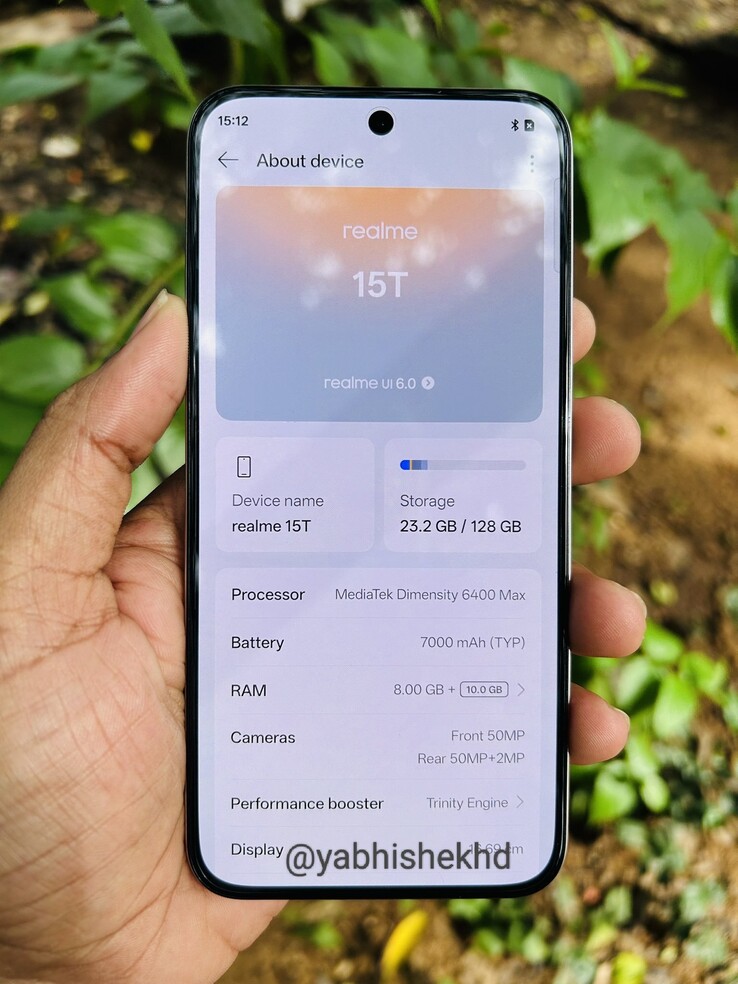 Le "Realme 15T" dans la nature avec sa page À propos de l'appareil ouverte. (Source : Abhishek Yadav via X)