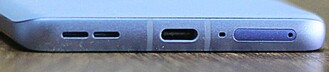 En bas : haut-parleurs, port USB-C, microphone, emplacement SIM