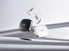 Le Shokz OpenFit Pro (avec étui), représenté sur un fond argenté stylisé. (Source de l'image : Shokz)