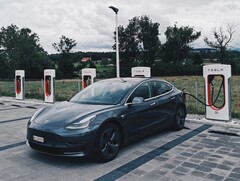 Garer une Tesla Model 3 sur une place de Supercharger signifie généralement que la voiture électrique doit être rechargée (Image : Dario)