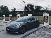 Garer une Tesla Model 3 sur une place de Supercharger signifie généralement que la voiture électrique doit être rechargée (Image : Dario)