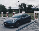 Garer une Tesla Model 3 sur une place de Supercharger signifie généralement que la voiture électrique doit être rechargée (Image : Dario)