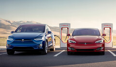Les Superchargers de Tesla ont reçu des éloges pour leur emplacement pratique, le grand nombre de places de stationnement et l&#039;expérience de branchement sans tracas. (Source de l&#039;image : Tesla)